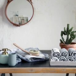 Mette Ditmer Grid Bath Towel 70x140 Cm, Black/Off-White -Algemene Woonwinkel mette ditmer grid handduk black off white 11