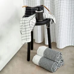 Mette Ditmer Grid Bath Towel 70x140 Cm, Black/Off-White -Algemene Woonwinkel mette ditmer grid handduk black off white 9